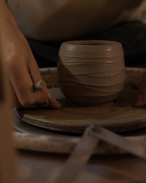 Ein Cup entsteht auf der Töpferscheibe