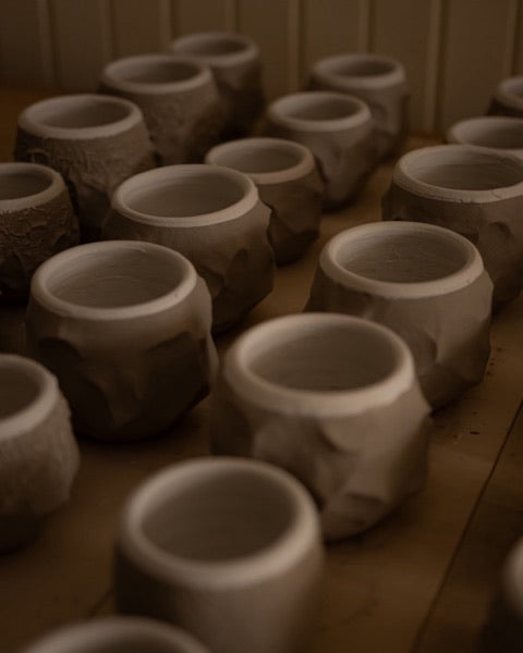 Ungebrannte Cups trocknen nebeneinander im Studio